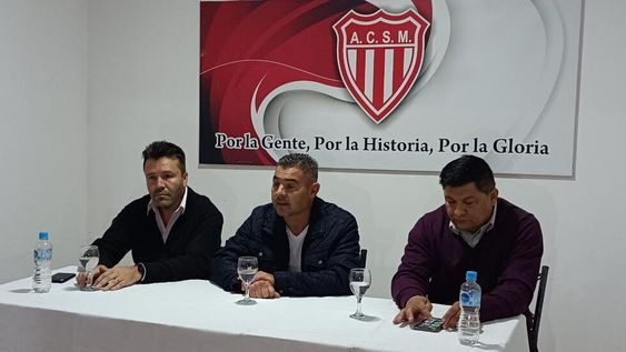 Damián Reyes, Presidente de ACSM, presentó a Sergio Toti Arias, flamante DT del León para el próximo Regional Amateur. / Gentileza: Prensa ACSM.