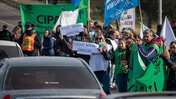 Protesta de ATE sobre el acceso este de la Ciudad de Mendoza, reclaman mejoras salariales. Hoy vuelven a reunirse con el Gobierno provincial.  Foto: Ignacio Blanco / Los Andes