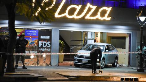 Los Andes | El auto se estrelló marcha atrás contra el frente del teatro. Desirée quedó de espaldas y debajo del vehículo. Foto: Mariana Villa / Los Andes