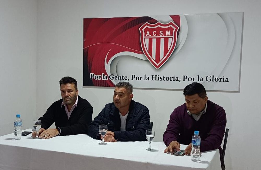 Damián Reyes, Presidente de ACSM, presentó a Sergio Toti Arias, flamante DT del León para el próximo Regional Amateur. / Gentileza: Prensa ACSM.