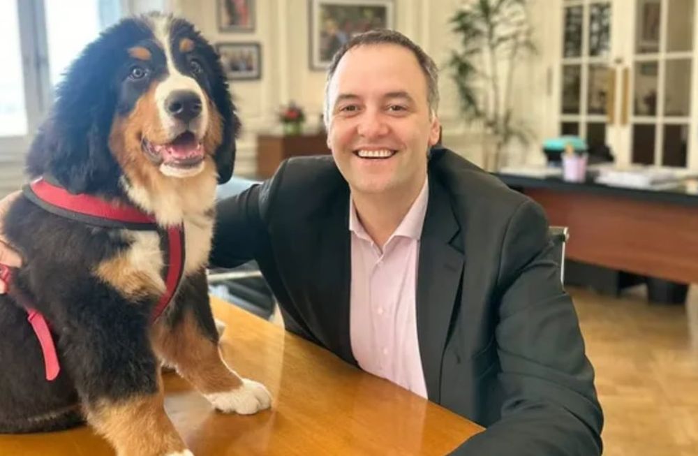 Manuel Adorni y Karina Milei presentaron a Thor, un perro que estará en la Casa Rosada. Foto: ámbito
