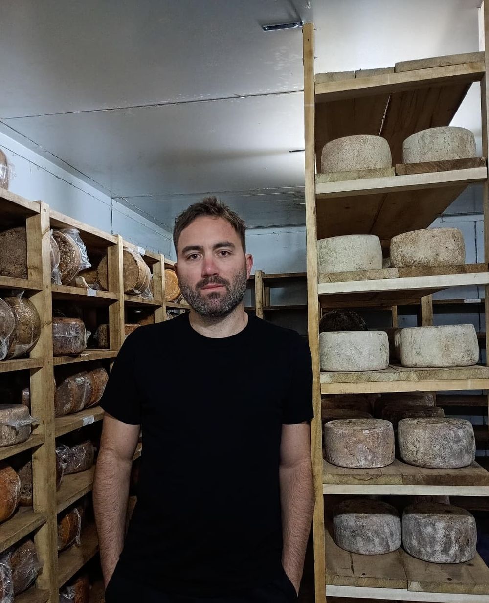 Leandro Celani, fundador de Capra Bianca y parte de&nbsp;La Quesería y referente de la elaboración de quesos artesanales con leche caprina en Mendoza.