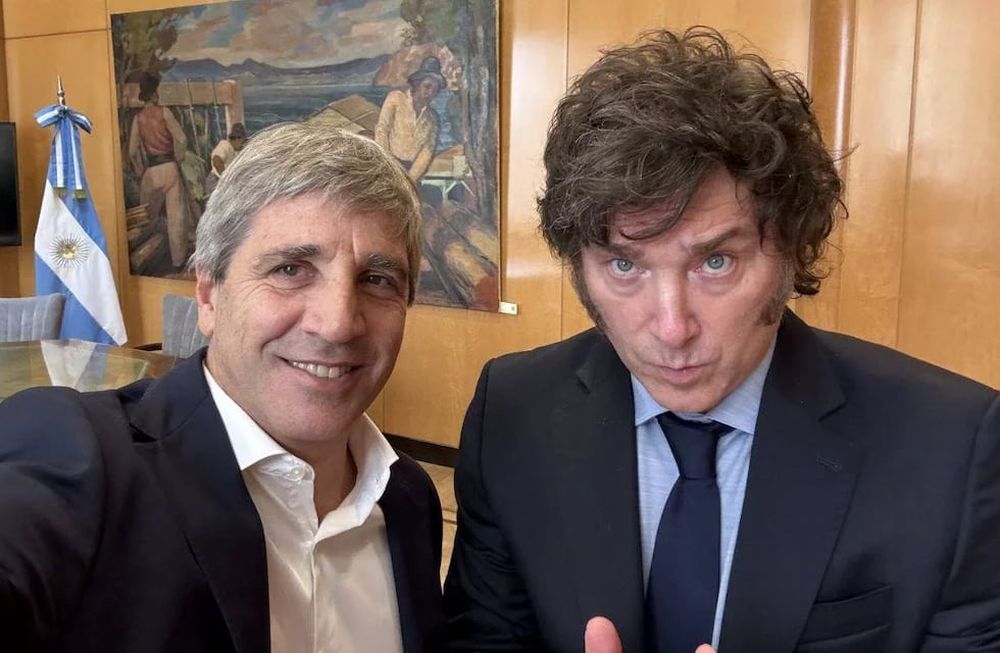 El presidente Javier Milei, junto con el ministro de Economía, Luis Caputo