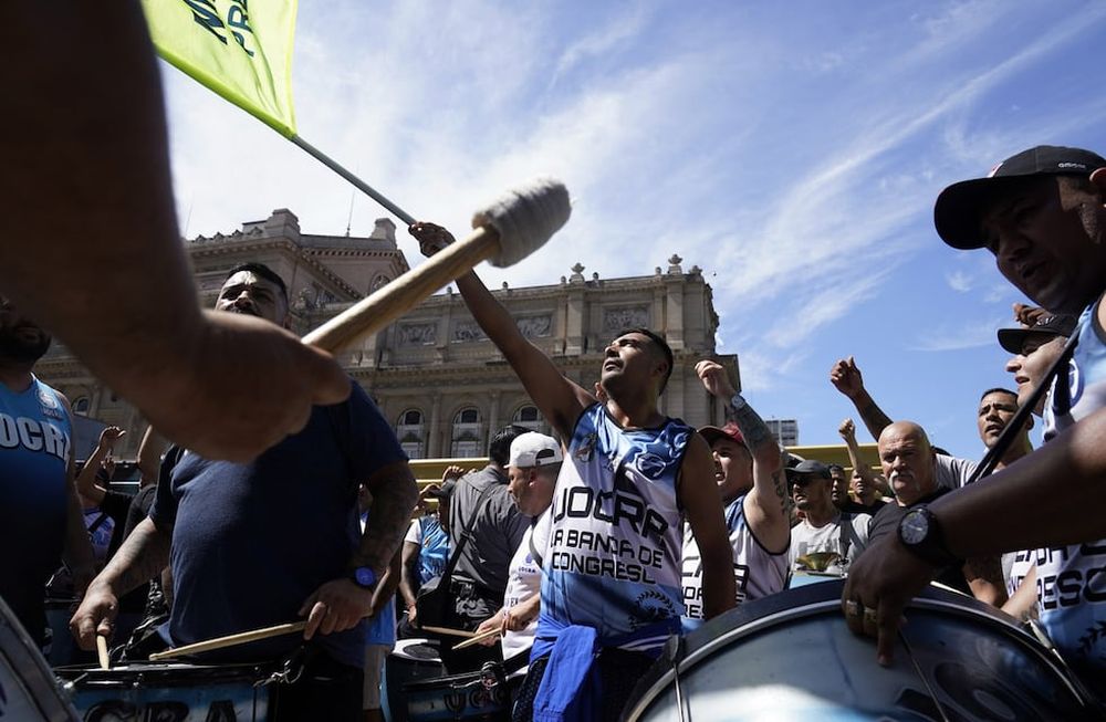 La CGT, las dos CTA, la Unidad Piquetera, la Unión de Trabajadores y Trabajadoras de la Economía Popular (UTEP) y partidos de izquierda marchan hacia Tribunales en rechazo al decreto de necesidad y urgencia (DNU)  que desregula la economía y deroga múltiples leyes, algunas de ellas laborales, y realizarán una presentaciones judiciales contra esa medida.  (Clarín)