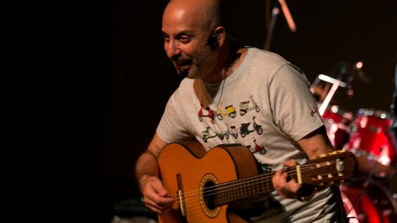 “De Serrat y de las Mías”, el nuevo show de Daniel Allaria que combina su repertorio con el del cantante catalán.