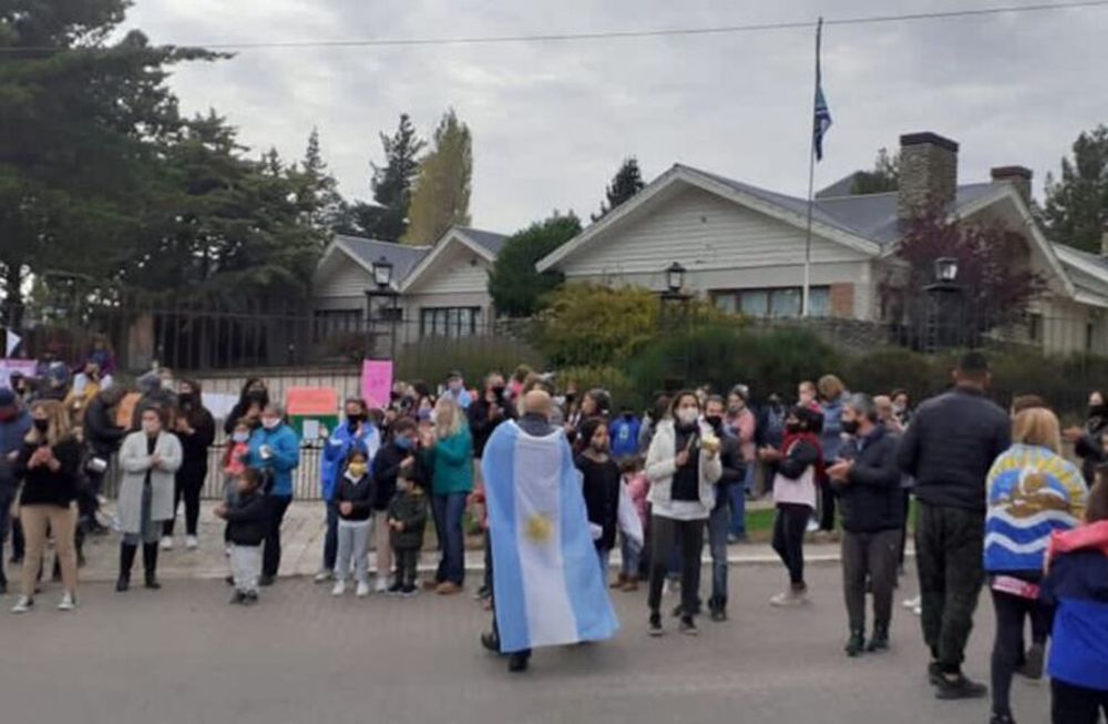 Un grupo de padres auto convocados se manifestaron frente a la casa de Cristina Kirchner para pedir por la apertura de los colegios. Foto: Gentileza.