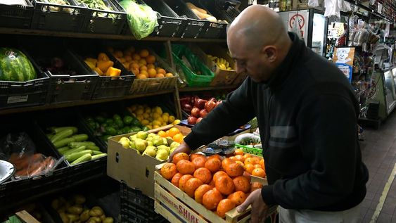 El Gobierno nacional anunció que importará alimentos frescos y no perecederos para intentar contener la suba de precios en este rubro esencial. Foto: Orlando Pelichotti / Los Andes