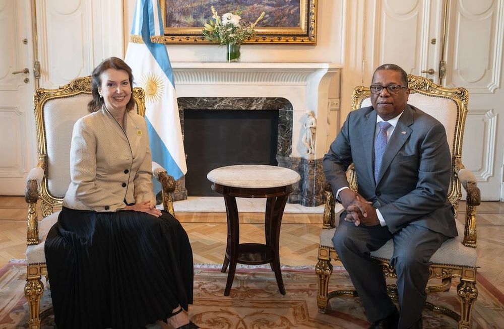 Diana Mondino junto al secretario adjunto para Asuntos del Hemisferio Occidental del Departamento de Estado de los Estados Unidos, Brian Nichols