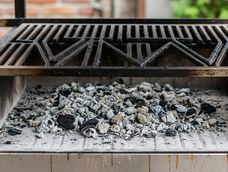 la ceniza del asado no la tires mas: para que sirve y como usarla en casa