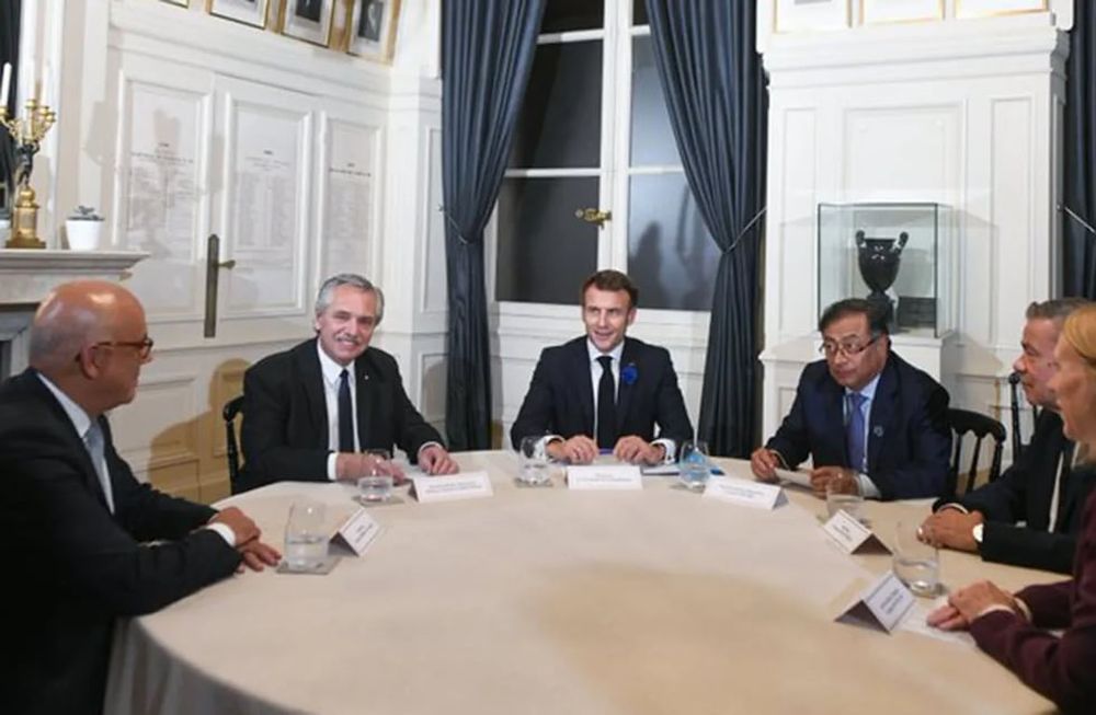 Los presidentes de la Argentina Alberto Fernández; de Francia, Emmanuel Macron y de Colombia, Gustavo Petro; junto a representantes de Venezuela, en París.