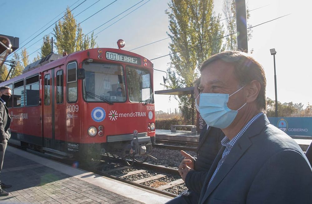 El Gobernador fue a la nueva estación del Metrotranvía, ubicada en el Parque TIC, de Godoy Cruz. Estuvo acompañado por el intendente García Zalazar. / Foto: Los Andes