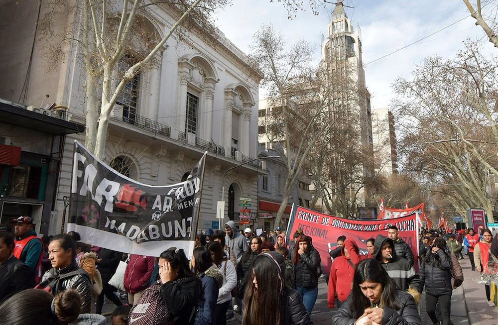Marcha de agrupaciones para reclamar la muerte de Facundo Molares Schoenfeld, 47 años que este jueves falleció durante una represión en el Obelisco, era militante y ex combatiente de las FARC.Foto:  Orlando Pelichotti