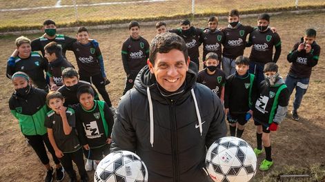Los Andes | Pablo Morán junto a su padre y hermanos son los creadores del nuevo club de la Liga Mendocina de Futbol. / Ignacio Blanco