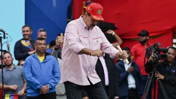 Nicolás Maduro bailando ante sus seguidores en Caracas, Venezuela.