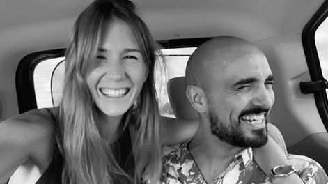 asi viven abel pintos y mora calabrese en su refugio de resistencia: obras de arte y cocina moderna