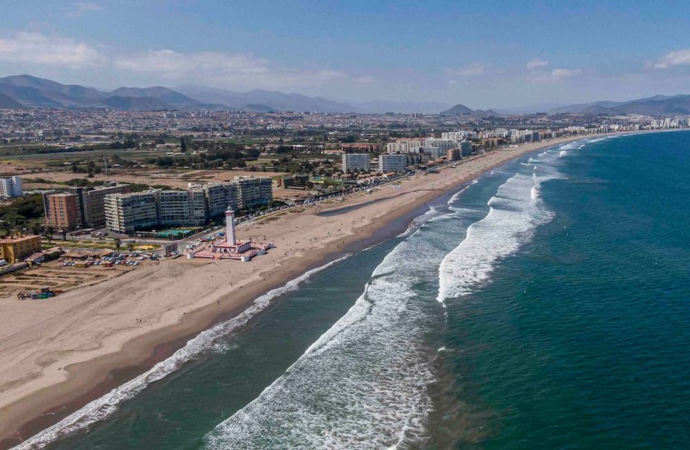 Borde Costero La Serena y Coquimbo: unos 14 kilómetros de costa tienen las ciudades de La Serena y Coquimbo, concentrando la alta cantidad de visitantes que llegan a la región. Otros balnearios importantes son Punta de Choros en La Higuera, Agua Dulce en Canela, y Pichidangui en Los Vilos.