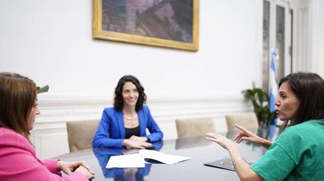 Los Andes | Fernanda Raverta, titular de la ANSES, junto a la presidenta de la Cámara de Diputados, Cecilia Moreu, y la diputada Paula Penacca (Foto: HCDN)
