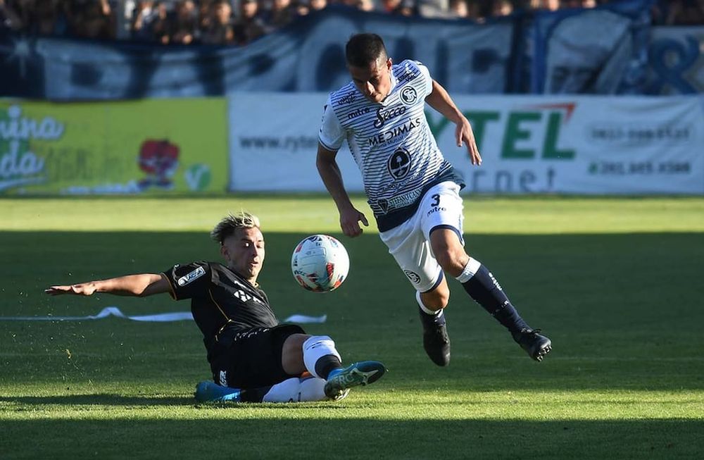 Independiente Rivadavia y Almirante Brown empataron 1-1 en el Bautista Gargantini. Todo se definirá en Buenos Aires. / José Gutiérrez
