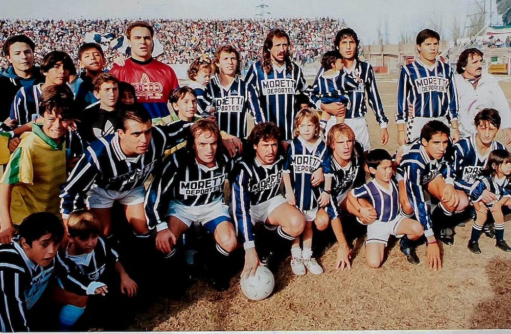 Equipazo. Parados: Claudio Manchado, Manuel Villalobos, Daniel Oldrá, Rafael Iglesias y Alejandro Abaurre. Hincados: Alberto Naves, Rubén Almeida, Marcelo Marcucci, Osvaldo Almeida, Ariel Pereyra y Javier Franco. / Gentileza Dr. Vega.
