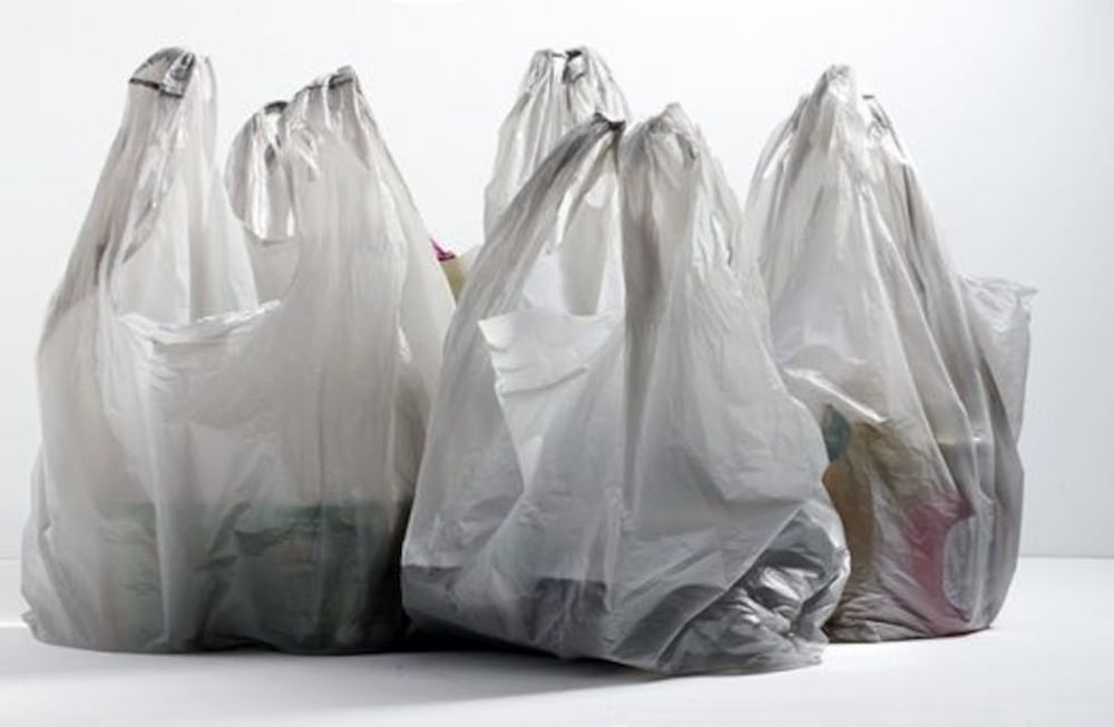 Reducir el impacto de las bolsas de plástico es una tarea que se ha extendido en todo el mundo, y es importante encontrar maneras creativas de reutilizarlas.