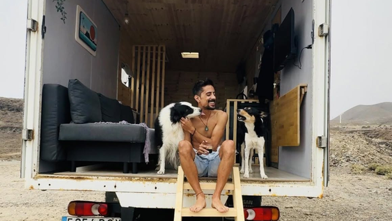 Franc Molinos Perez se animó a cambiar su vida y transformó un camión en su hogar.&nbsp;