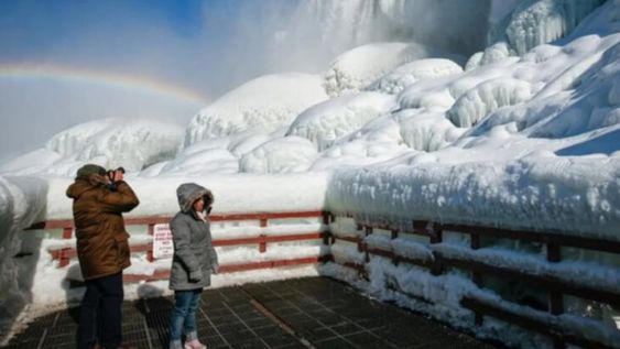 La ola de frío congeló parte del salto y brindó un panorama único para los visitantes.
