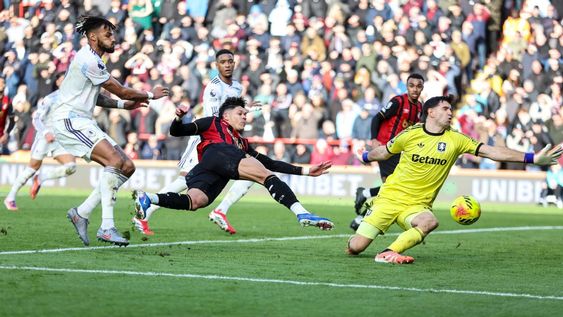 El arquero argentino fue figura en el empate de los Villanos.