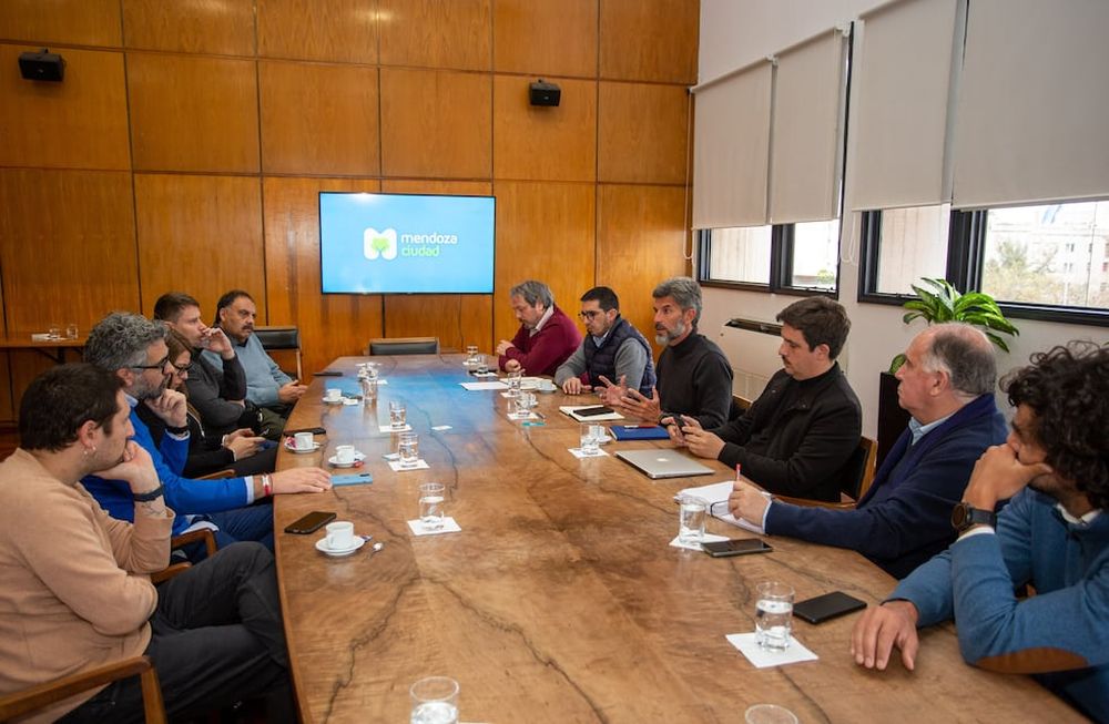 Ulpiano Suarez se reunió con los representantes de gremios y cámaras de comercio para llevar tranquilidad