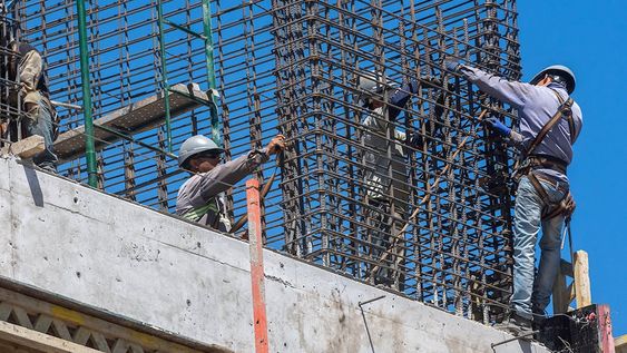 En Argentina, el sistema de contratación es restrictivo y las empresas evitan pagar las cargas laborales. Foto: Ignacio Blanco /  Los Andes