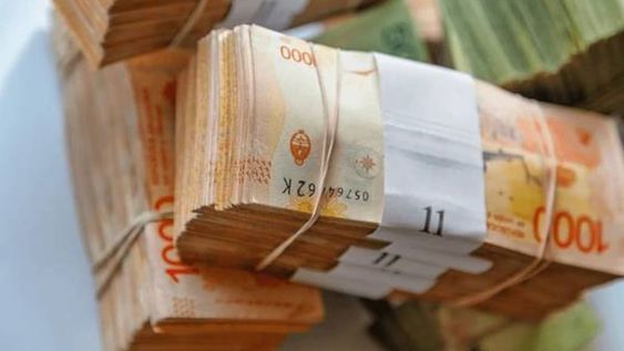El gobierno de Alberto Fernández y CFK pagaron una fortuna en fletes para traer al país los billetes impresos en el exterior. Imagen ilustrativa