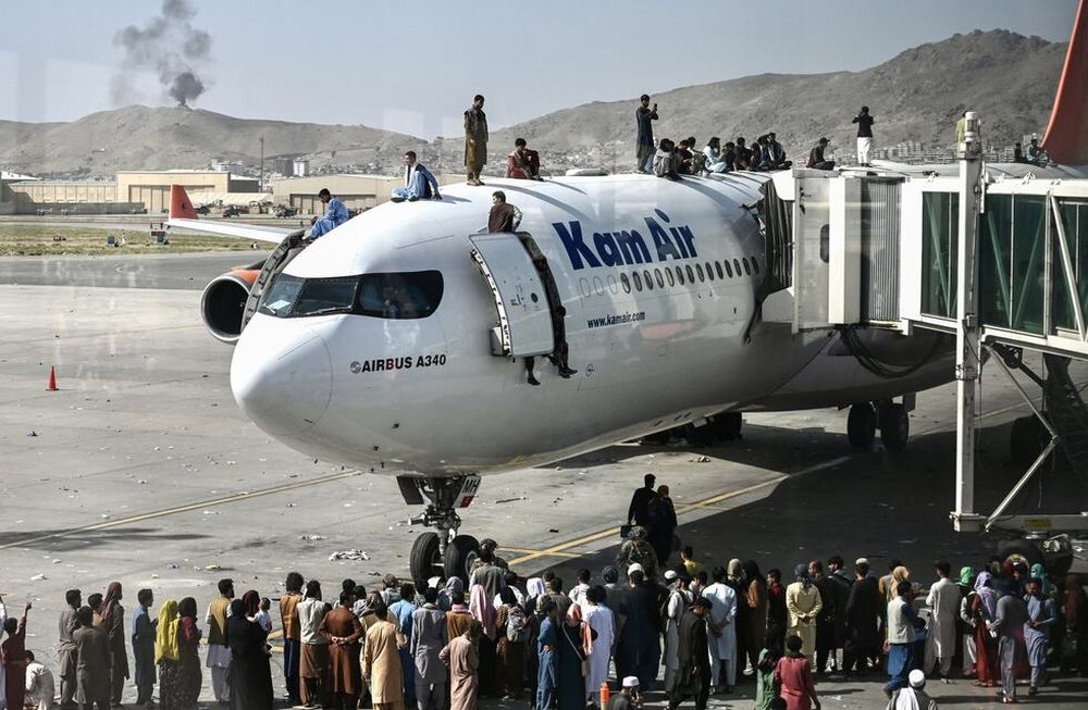 Desesperación y huida en el aeropuerto de Kabul, Afganistán (Web)