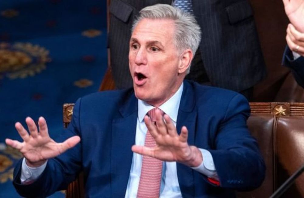 Kevin McCarthy, congresista republicano y líder de su bloque, no consigue que 20 de sus representantes lo voten para presidir la Cámara Baja.