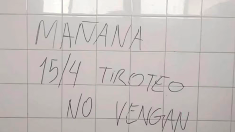 Personal policial permanece en los accesos a las escuelas de Mendoza tras la denuncia de mensajes intimidatorios.