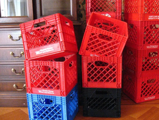 Con algunos elementos podrás convertir estos cajones de plástico.