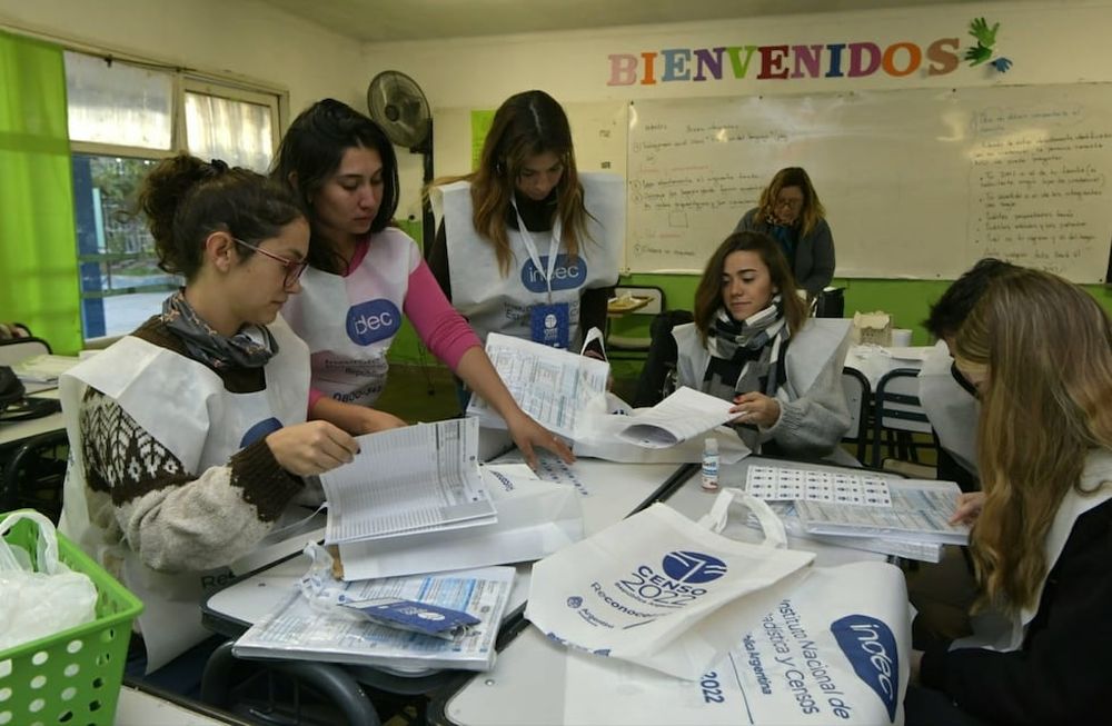 Censo 2022: escuela Roque Sáenz Peña de barrio Trapiche (Godoy Cruz). Censistas se preparan para salir a relevar casa por casa. - Ignacio Blanco / Los Andes