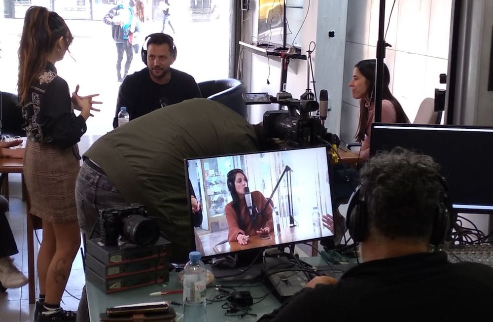 El equipo periodístico y el equipo técnico en la puesta a punto de Más vivo que nunca, el streaming de Los Andes, en el nuevo estudio con vista a la calle.