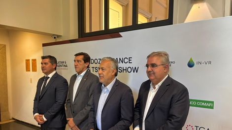 Alfredo Cornejo, junto a los gobernadores de San Juan, Marcelo Orrego; de Catamarca, Raúl Jalil y de Jujuy, Carlos Sadir, que participan de la mesa de cobre en  el “Finance Day & TSX Roadshow” en Mendoza.