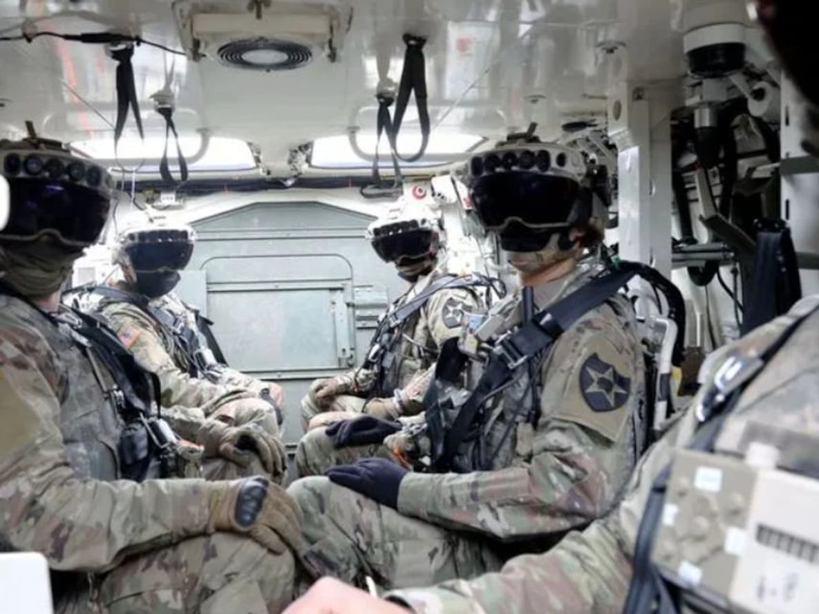 El ejército estadounidense planea distribuir 40 mil gafas inteligentes entre sus soldados, con las cuales podrán ver a través de muros y enlazarse de forma remota a cámaras estratégicas. Foto Ejército de los Estados Unidos.