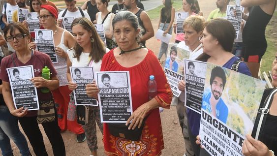 Amigos y miembros del Colegio de Abogados de Mendoza marcharon hasta le Polo Judicial junto a Silvia Saavedra, la madre del letrado, para pedir por la aparición de Nataniel Guzmán. - José Gutiérrez / Los Andes