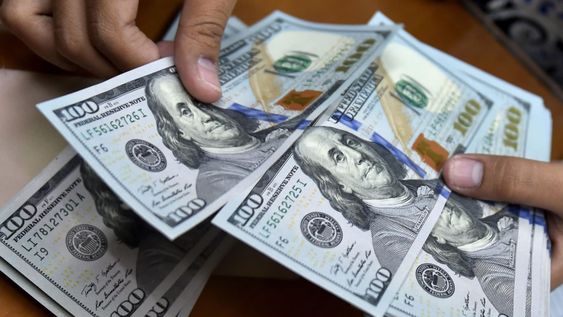 El dólar oficial y el blue caen tras una jornada de subas