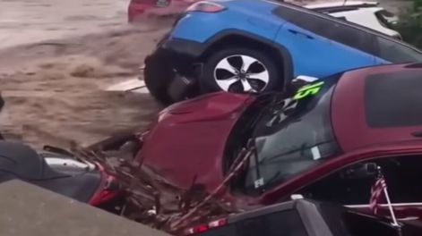 Video: al menos 16 0km de alta gama fueron arrastrados en una inundación en EEUU