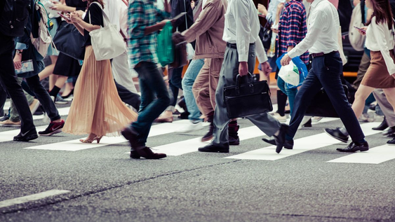 Qué significa enojarse cuando alguien camina lento delante tuyo, según la psicología