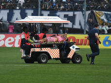 Luciano Gómez, lateral de Independiente Rivadavia, fue retirado en camilla a los 41 minutos del segundo tiempo. Luego se confirmó la gravedad de la lesión que sufrió en la rodilla izquierda: rotura de ligamentos cruzados.