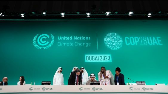 El presidente de la COP28, Sultan al-Jaber, en el centro, el director general de la COP28, Adnan Amin, en el centro a la izquierda, y el jefe de las Naciones Unidas para el Clima, Simon Stiell, a la izquierda, asisten a una sesión plenaria de balance en la Cumbre de las Naciones Unidas sobre el Clima COP28, el sábado 9 de diciembre de 2023, en Dubái, Emiratos Árabes Unidos. (AP Foto/Peter Dejong)