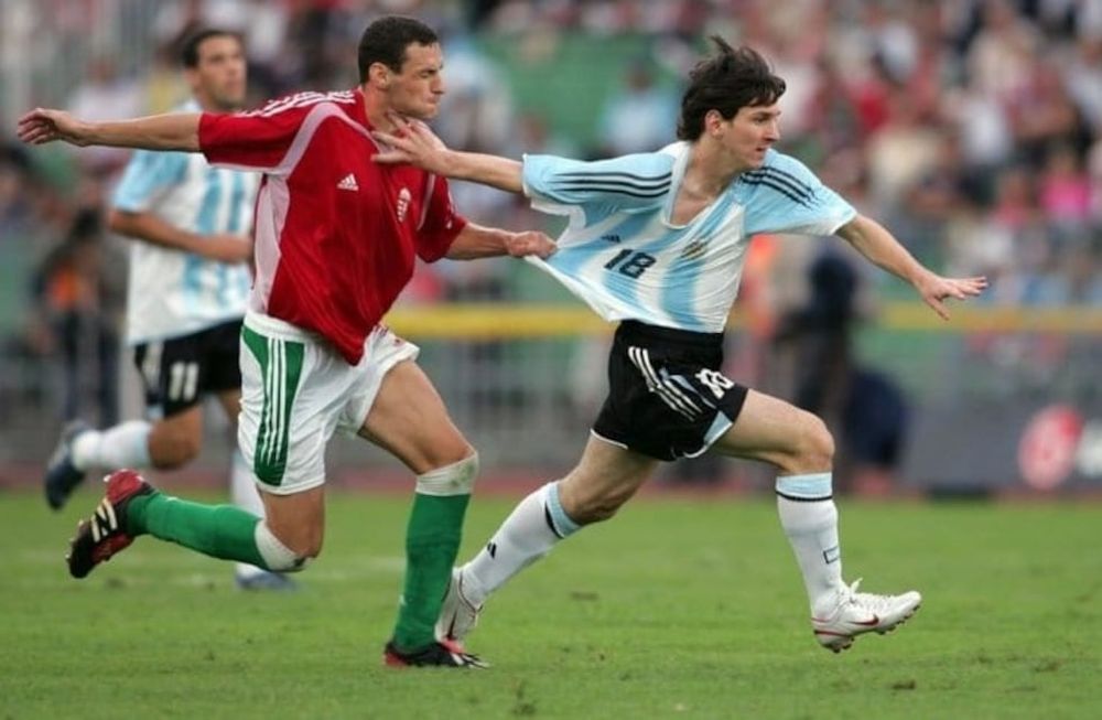 El 17 de agosto de 2005 en un amistoso frente a Hungría, Messi debutó con la camiseta de la Selección Argentina y en la primera acción recibió una tarjeta roja. / Gentileza.