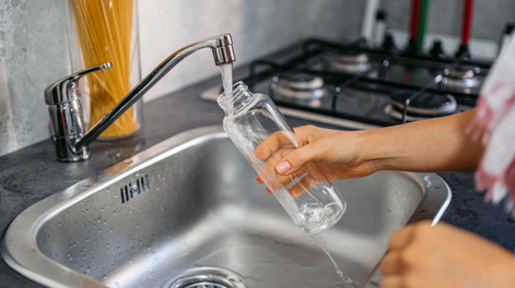 Cómo realizar una limpieza adecuada de las botellas de plástico para evitar enfermedades