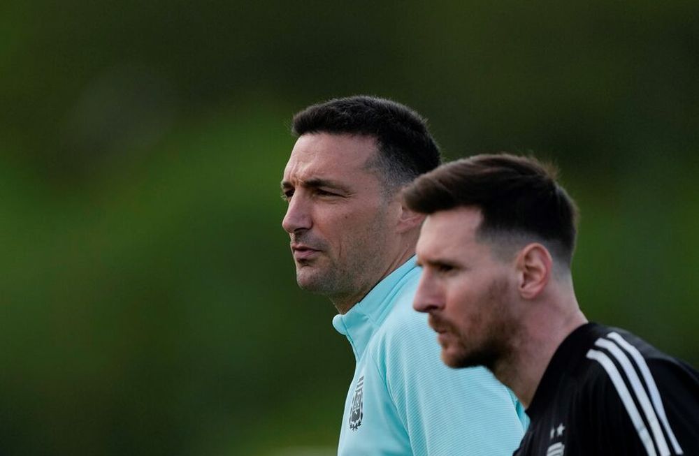 Lionel Scaloni y Lionel Messi, una sociedad exitosa en la selección argentina de fútbol. (AP / Archivo)