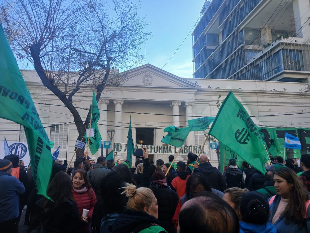 Manifestación de ATE y demás sindicatos estatales en la Legislatura contra la reforma del Estatuto del Empleado Público