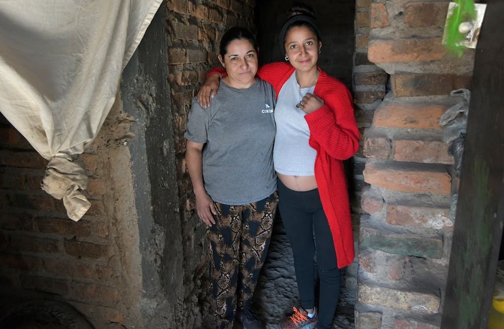 Recicladoras urbanas premiadas Celeste Alam, (42), pertenece al grupo colectivo de COREME que ganaron un premio por reciclar materiales, para transformar basura en juegos para armar y móvilesen la foto, junto a su nuera Marina Aráoz(21)Foto: Orlando Pelichotti / Los Andes