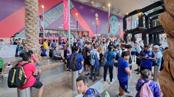 Centro de Convenciones se dieron asambleas improvisadas de hinchas pidiendo entradas. / Foto: La Voz
